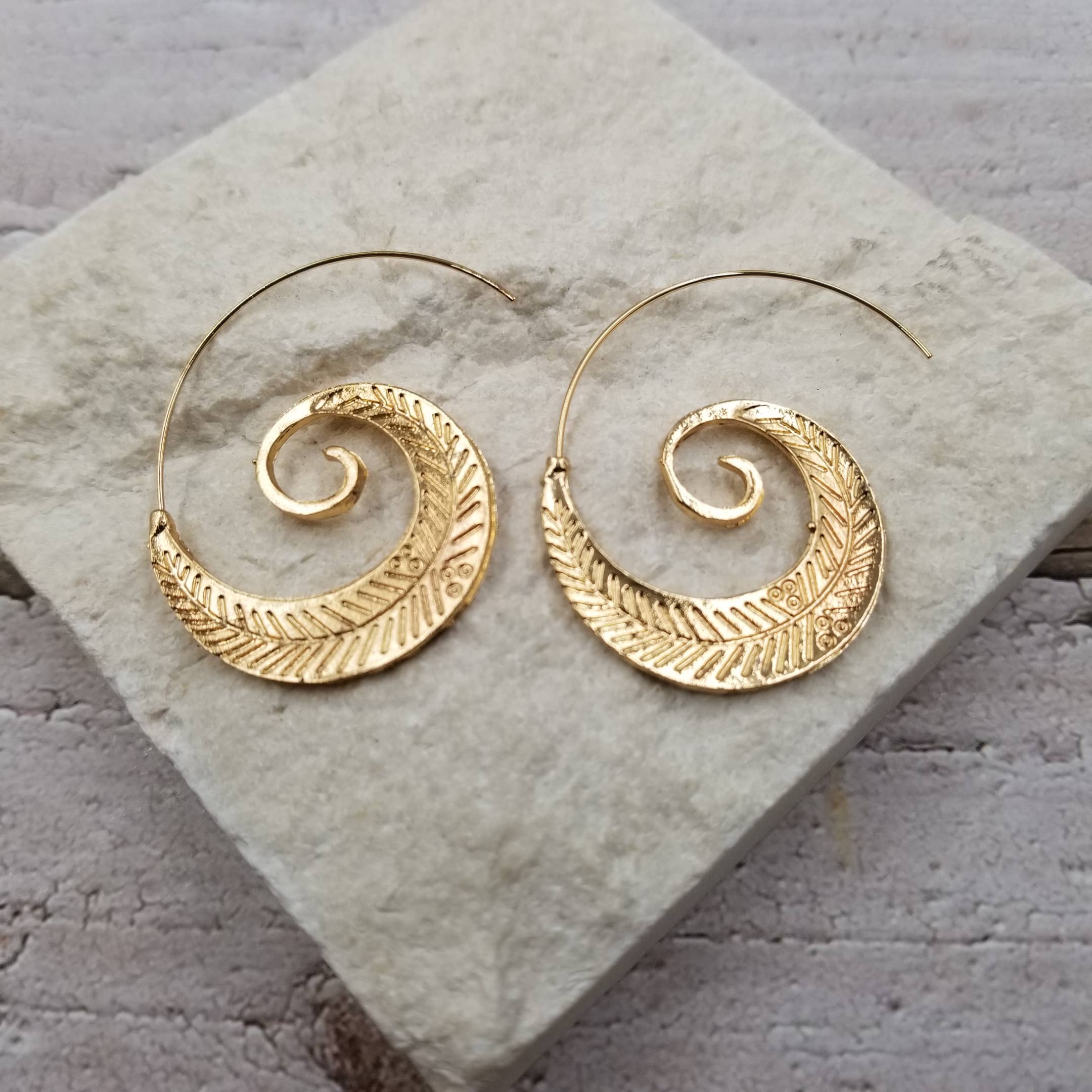 Treasure Wholesale - Spiral Leaf Earrings