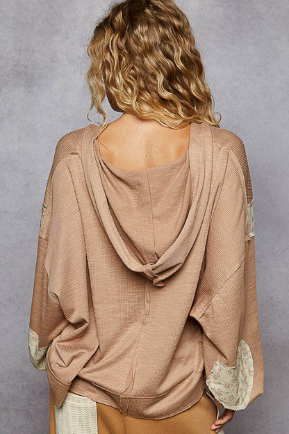 Pol Clothing - Long sleeve V-neck contrast PEACE letter top