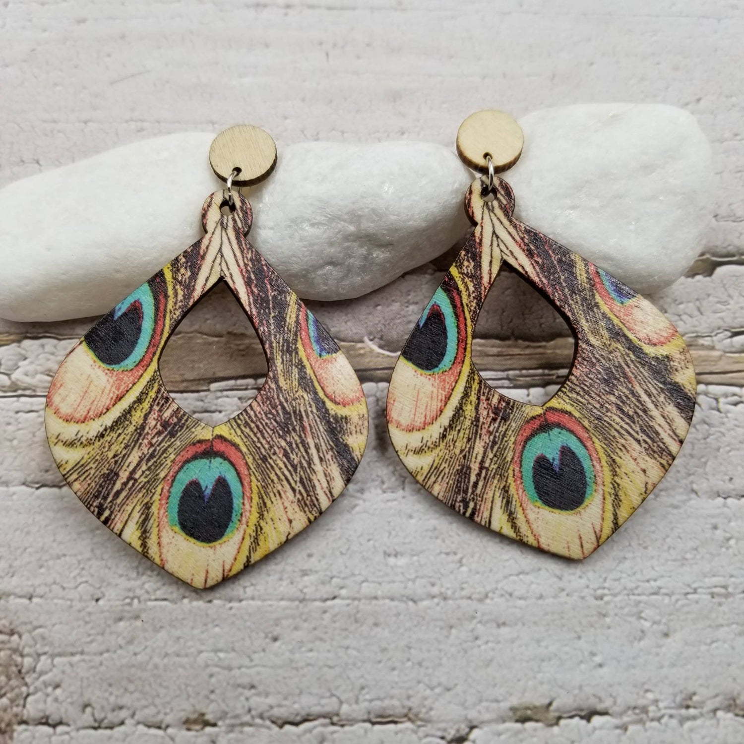 Treasure Wholesale - Boho Printed Peacock Feather Wood Earrings