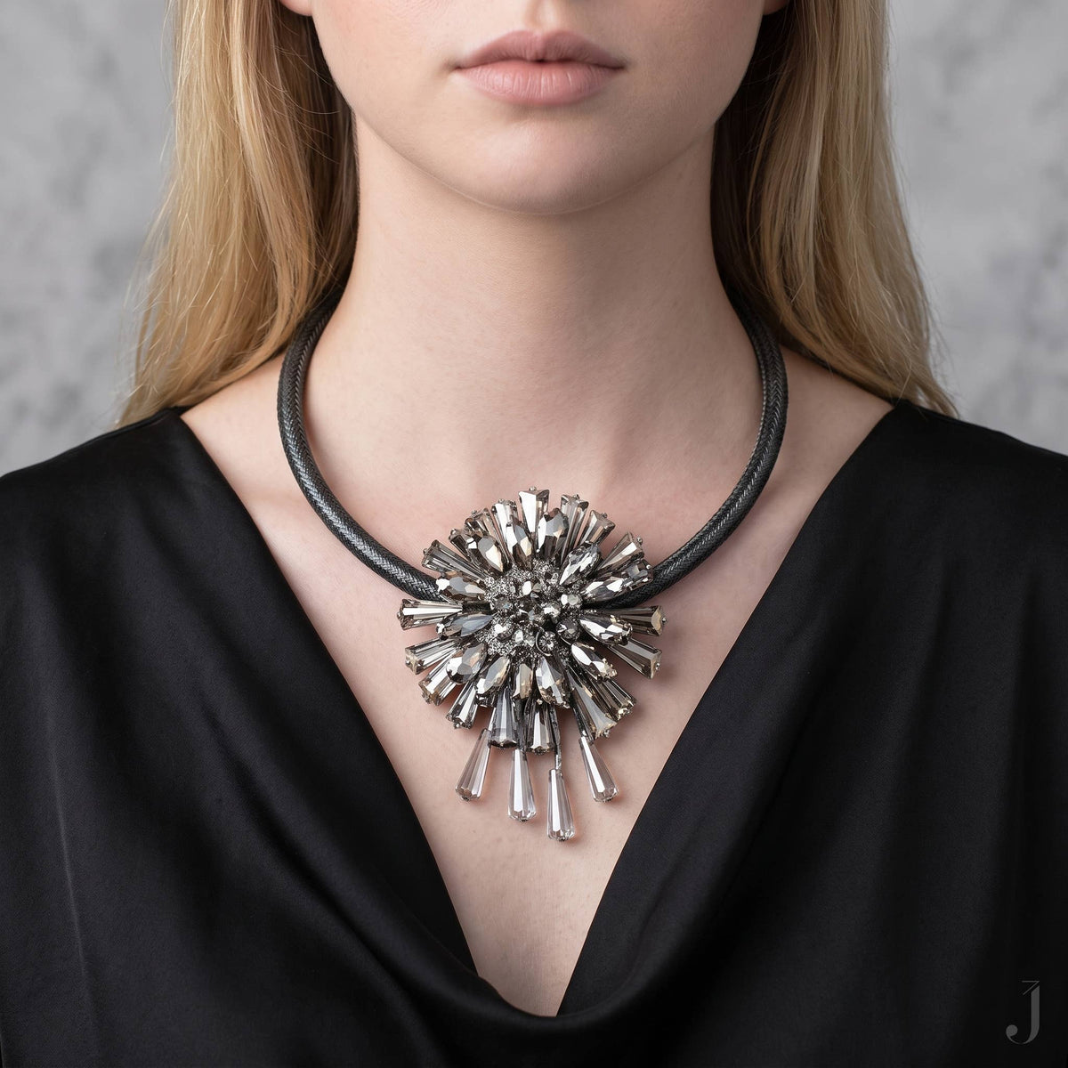 Bijoux Envie Statement Jewelry - Chunky Silver Crystal Pendant Collar | Statement Jewelry