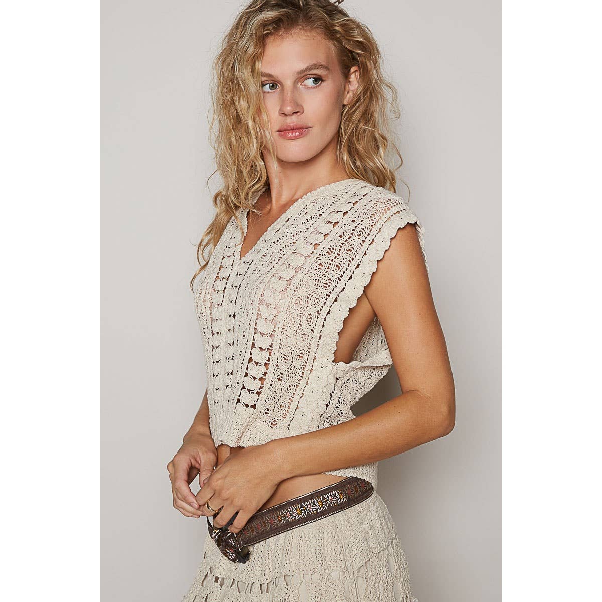 Pol Clothing - V-neck sleeveless solid crochet top