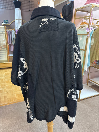 Pol- oversized black and cream top