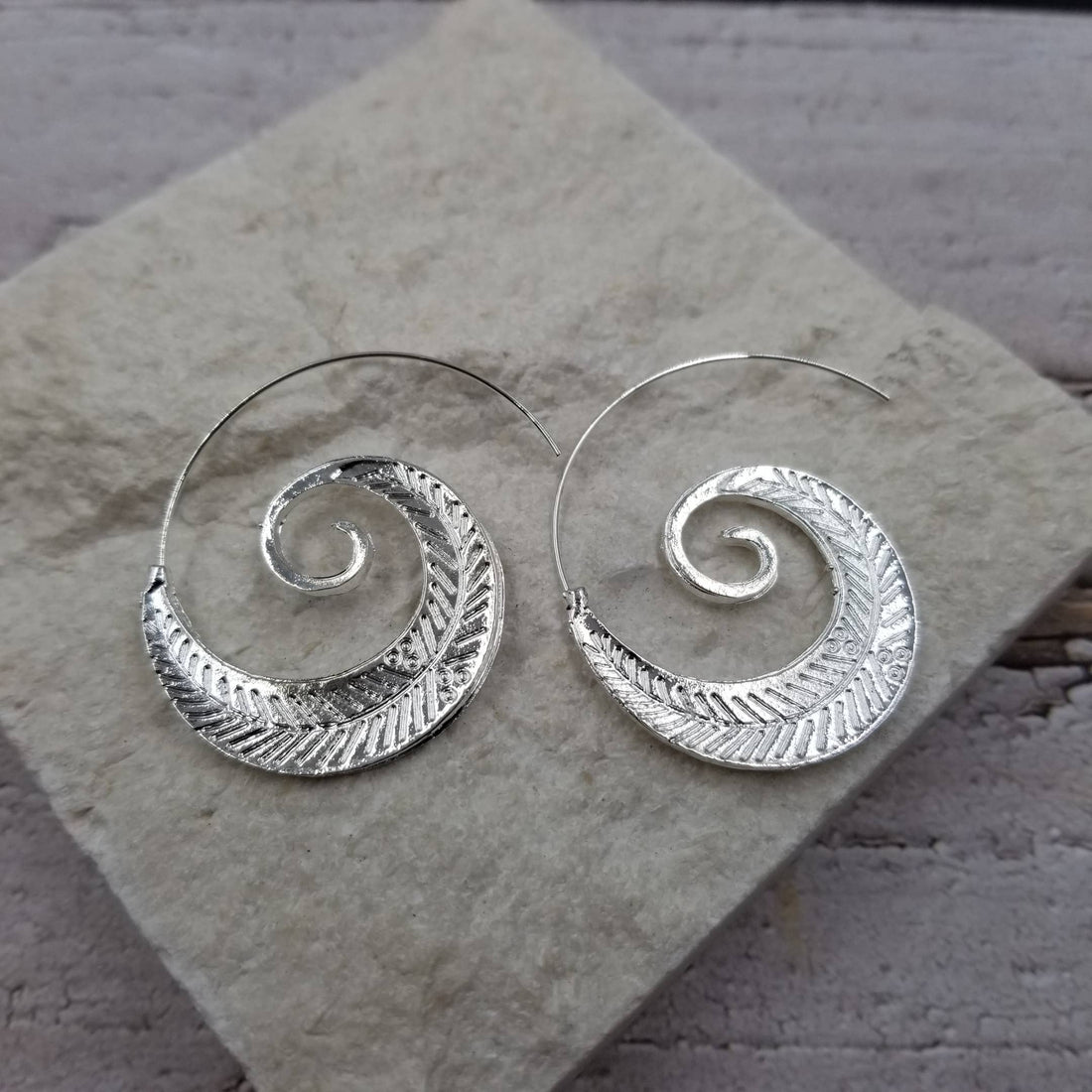 Treasure Wholesale - Spiral Leaf Earrings